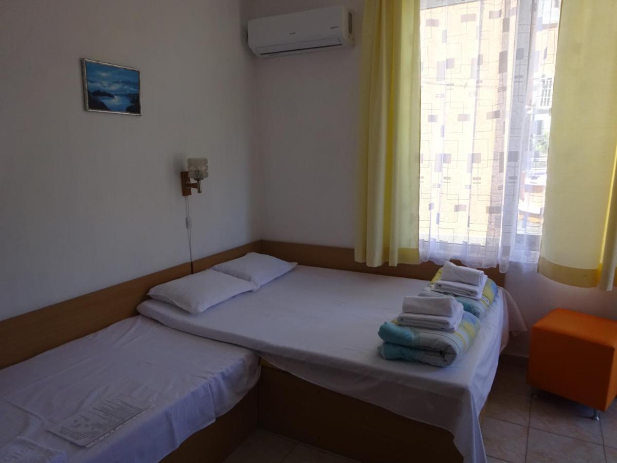 Hris Hotel Chernomorets Buitenkant foto