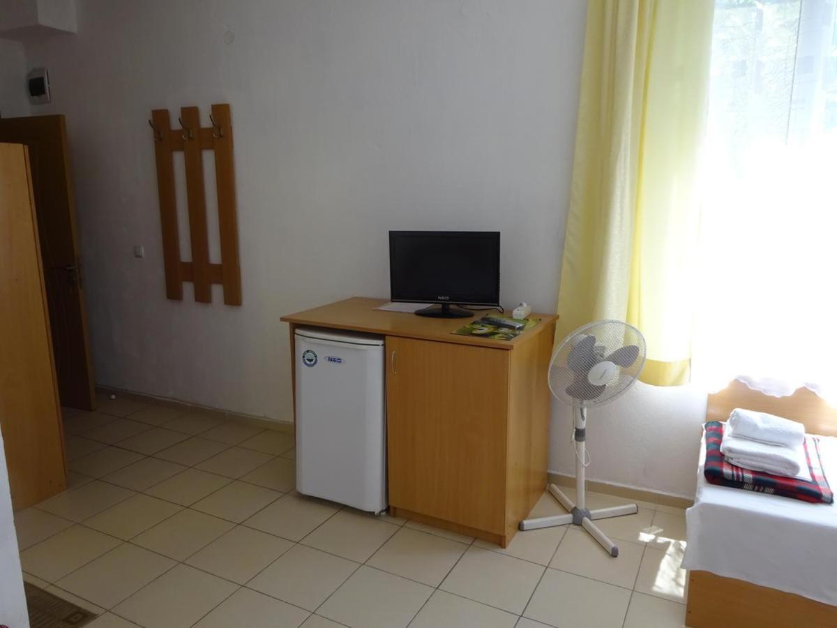 Hris Hotel Chernomorets Buitenkant foto