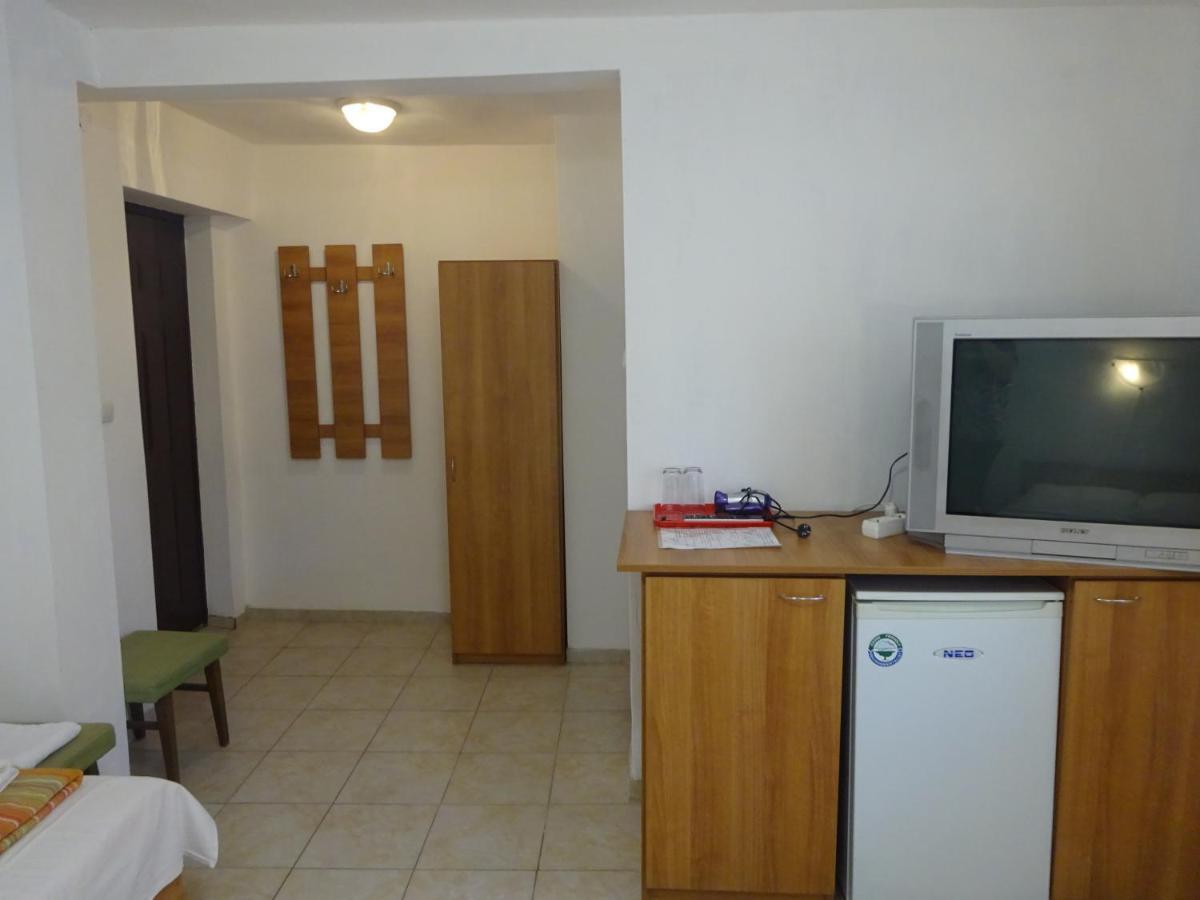 Hris Hotel Chernomorets Buitenkant foto