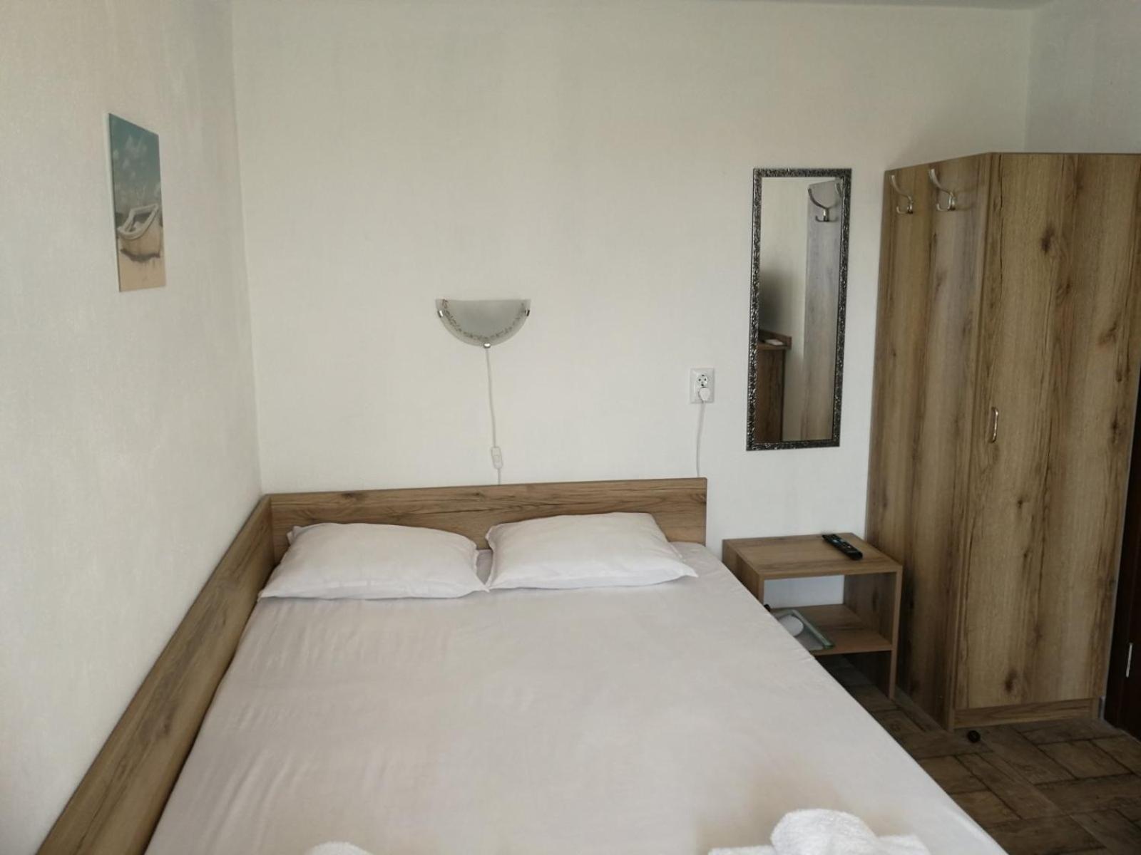Hris Hotel Chernomorets Buitenkant foto