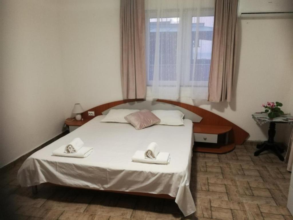 Hris Hotel Chernomorets Buitenkant foto