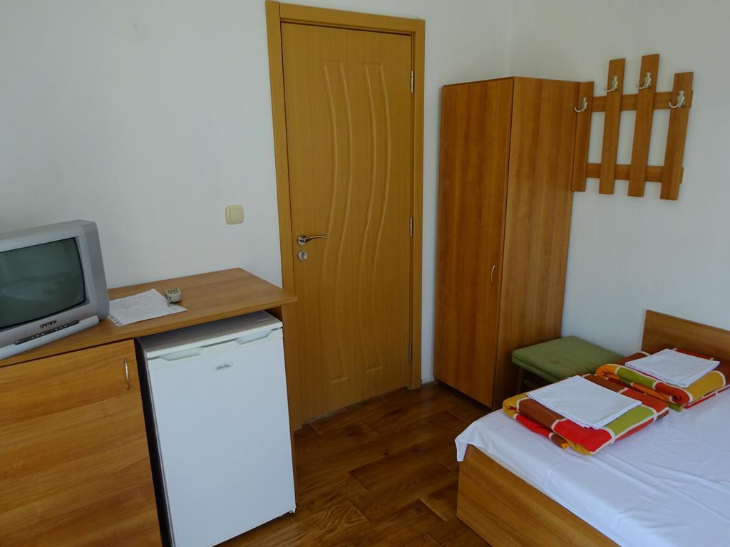Hris Hotel Chernomorets Buitenkant foto
