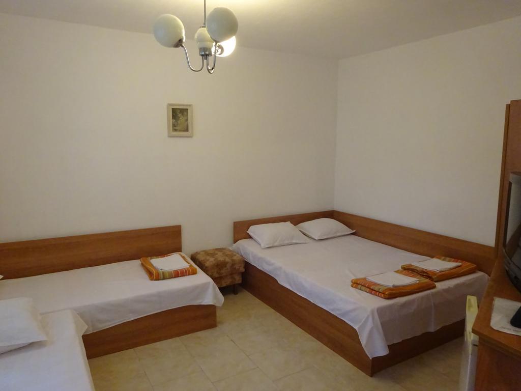 Hris Hotel Chernomorets Buitenkant foto